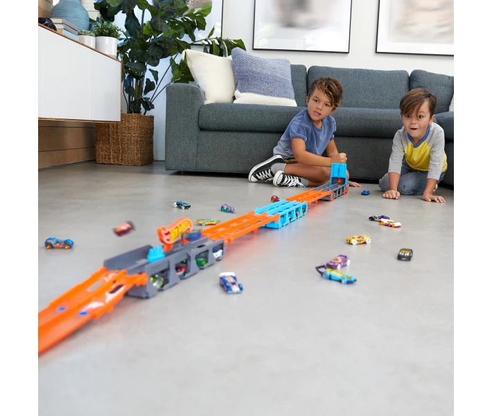 Фото - іграшковий гараж, паркінг, трек Трек Hot Wheels City Вантажівка-транспортер Супергонки 2 в 1 (GVG37)